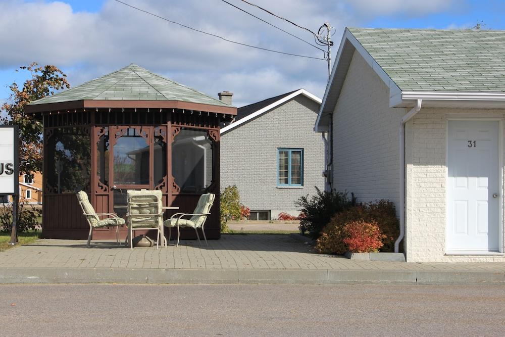 Motel Quatre Saisons Forestville Esterno foto