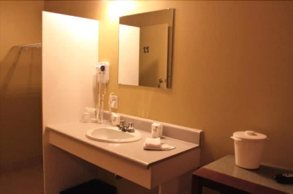 Motel Quatre Saisons Forestville Esterno foto