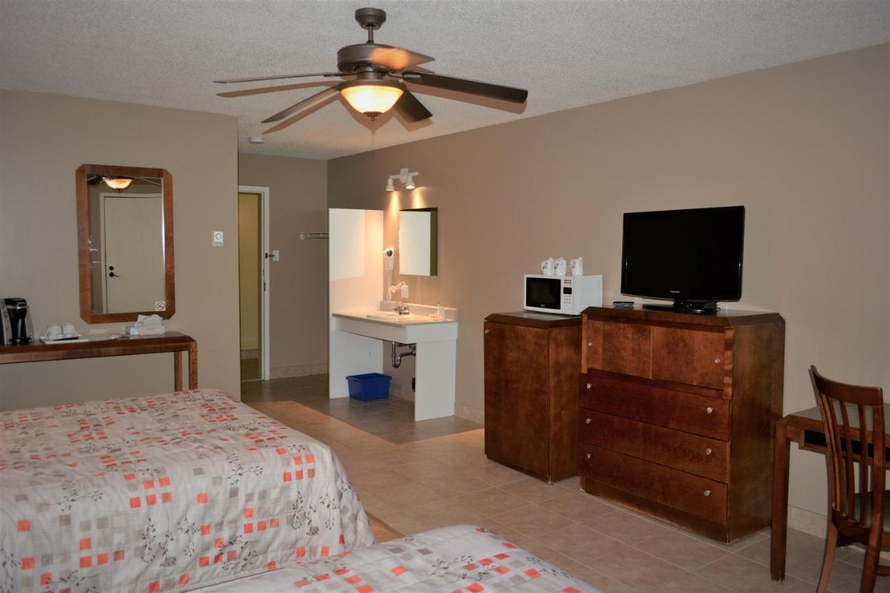 Motel Quatre Saisons Forestville Esterno foto