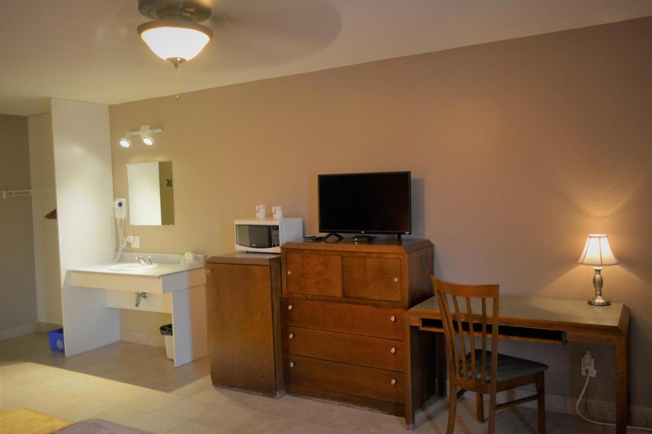 Motel Quatre Saisons Forestville Esterno foto
