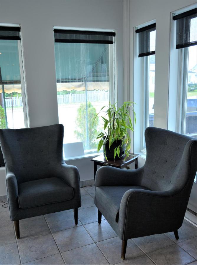 Motel Quatre Saisons Forestville Esterno foto