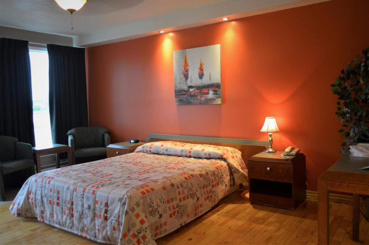 Motel Quatre Saisons Forestville Esterno foto