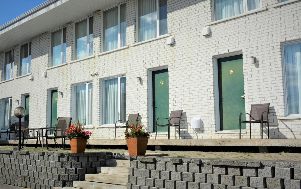 Motel Quatre Saisons Forestville Esterno foto