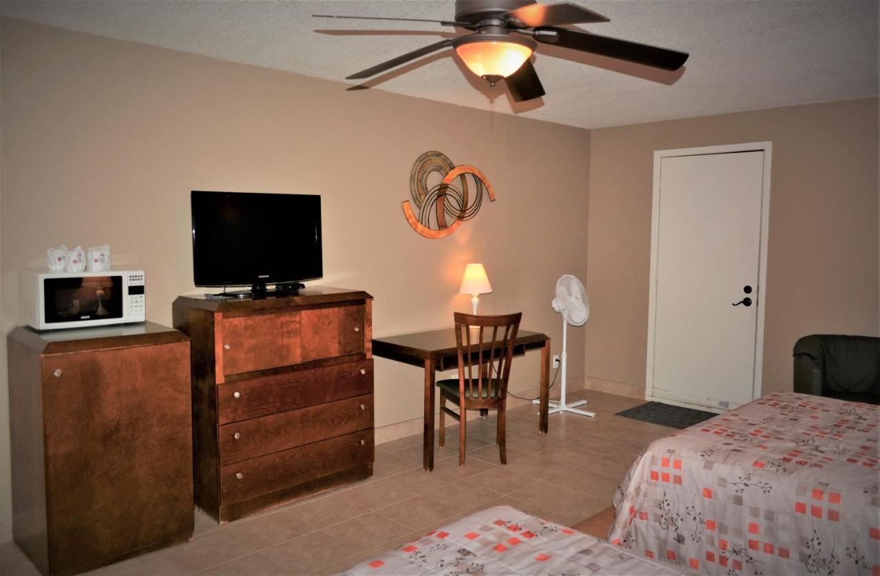 Motel Quatre Saisons Forestville Esterno foto